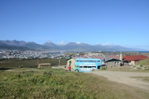 Mit dem englischen Oldtimer durch Ushuaia. Es gibt nicht all zu viel zu sehen, aber das was es gibt, ist mit Kindern ungünstig zu erlaufen. Es ist auch irgendwie charmant mit dem Oldtimer die Gegend zu entdecken.