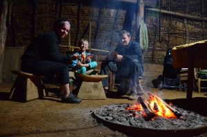 Abendunterhaltung in unserer Ruka am Feuer