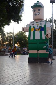 Ein riesiges Legomännlein begrüßt die Kinder auf dem Plaza in Vallenar