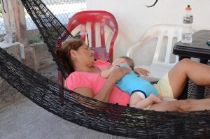 Ofelia und das Baby bei einer Siesta.