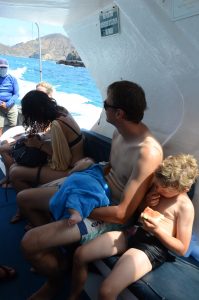 Ausruhen auf dem Boot auf der 360° Tour um San Cristóbal