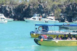 Mit dem Wassertaxi an Bord "der Fähre". Mann sollte unbedingt 1 USD pro Person pro Taxifahrt haben. Und das braucht man an jedem Hafen.